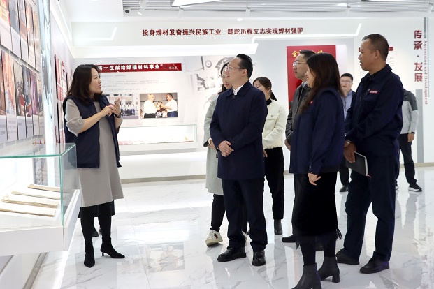 江西萍鄉(xiāng)安源區(qū)委副書記、區(qū)長邱偉走進金橋集團調研